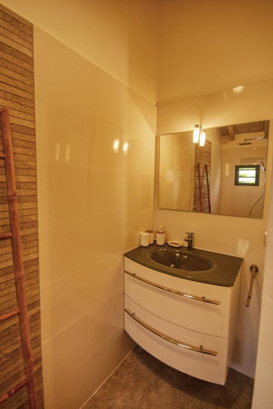 For rent in Guadeloupe villa with jacuzzi - Bedroom 1 Bathroom