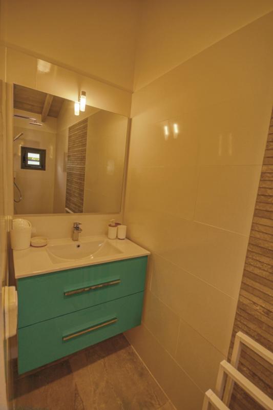 For rent in Guadeloupe villa with jacuzzi - Bedroom 2 Bathroom