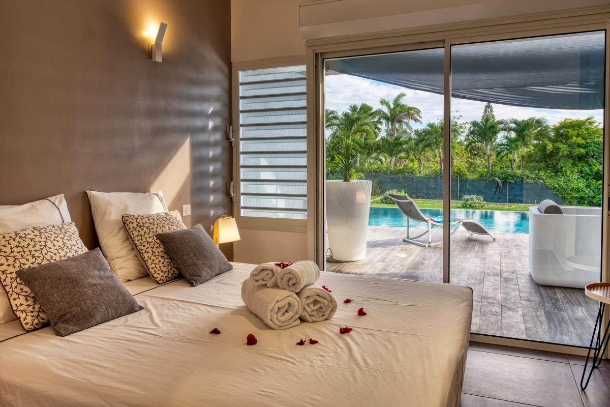 Luxury Villa for rent in Guadeloupe - Grey Bedroom bathroom