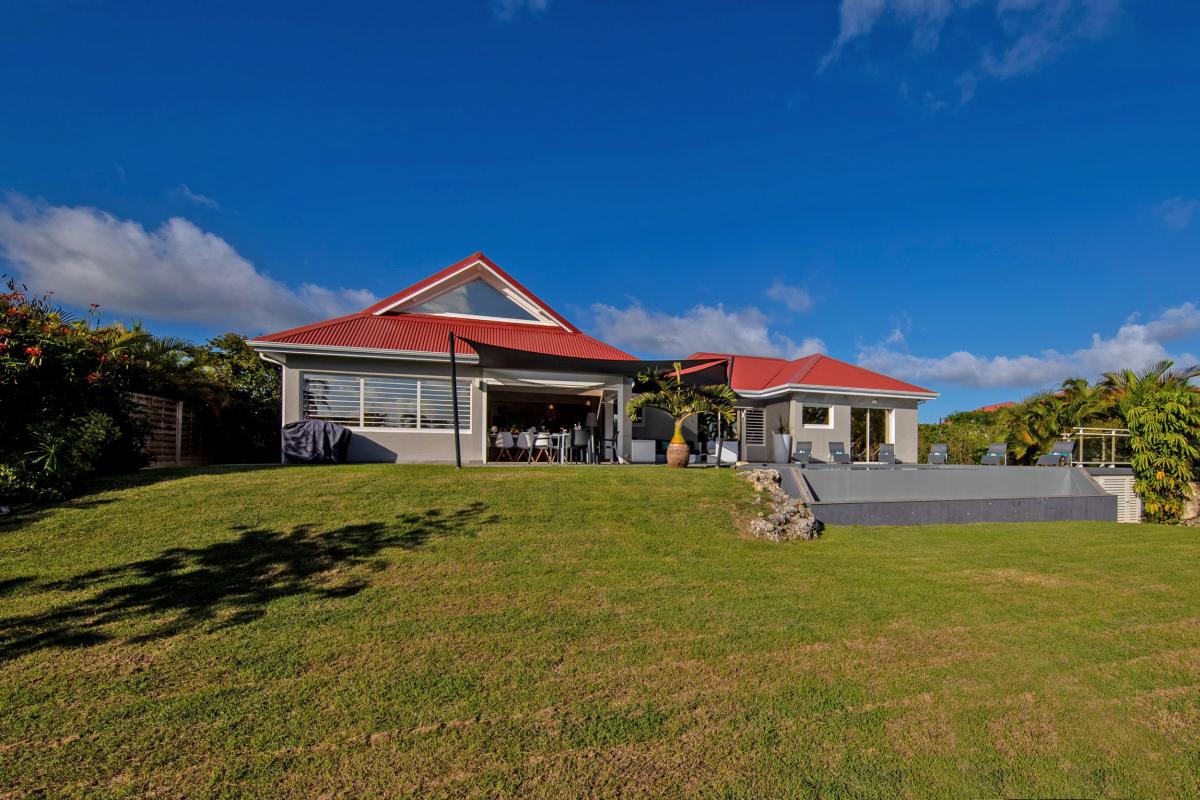 Luxury Villa for rent in Guadeloupe - Grey Bedroom