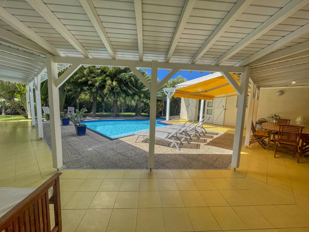 Villa-à-50m-de-la-plage-à-louer-à-Saint-François-Guadeloupe-terrasse