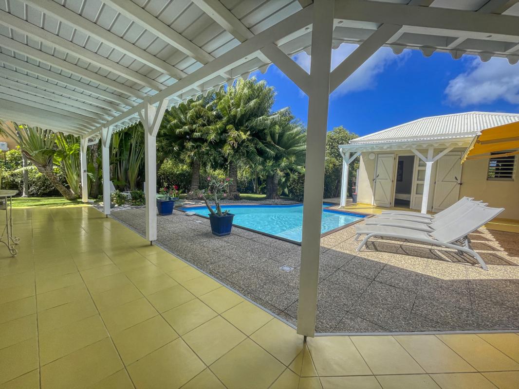 Villa-à-50m-de-la-plage-à-louer-à-Saint-François-Guadeloupe-terrasse