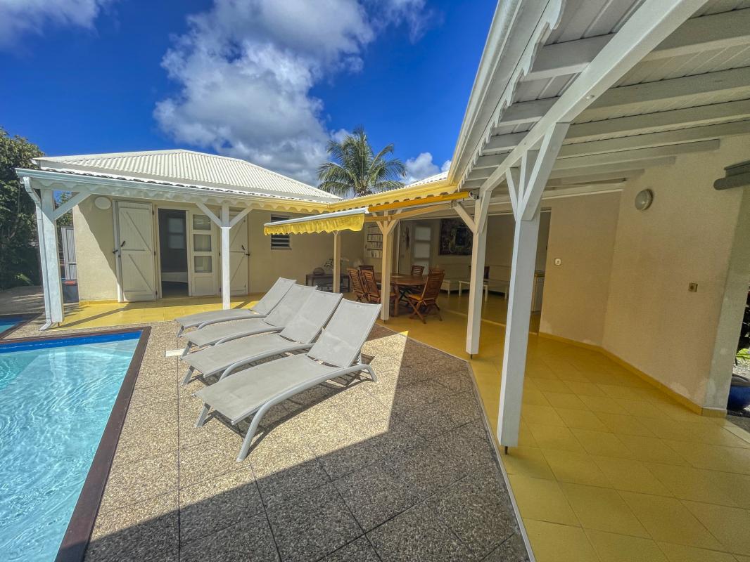 Villa-à-50m-de-la-plage-à-louer-à-Saint-François-Guadeloupe-terrasse