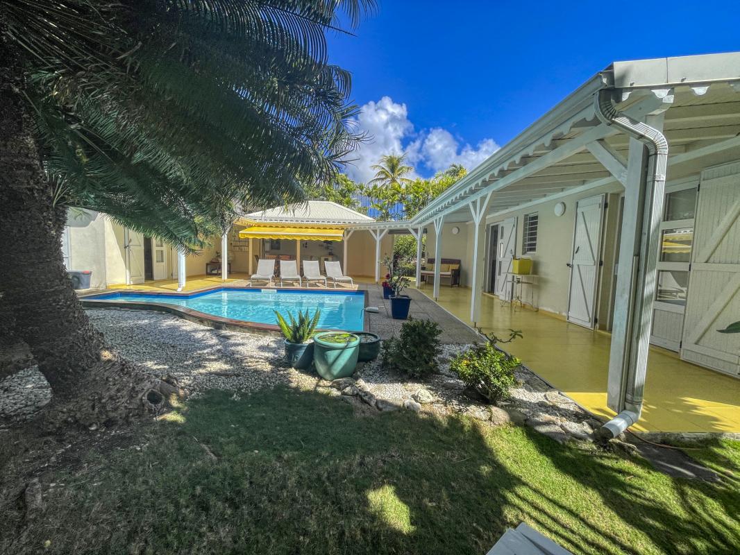 Villa-à-50m-de-la-plage-à-louer-à-Saint-François-Guadeloupe-vue ensemble