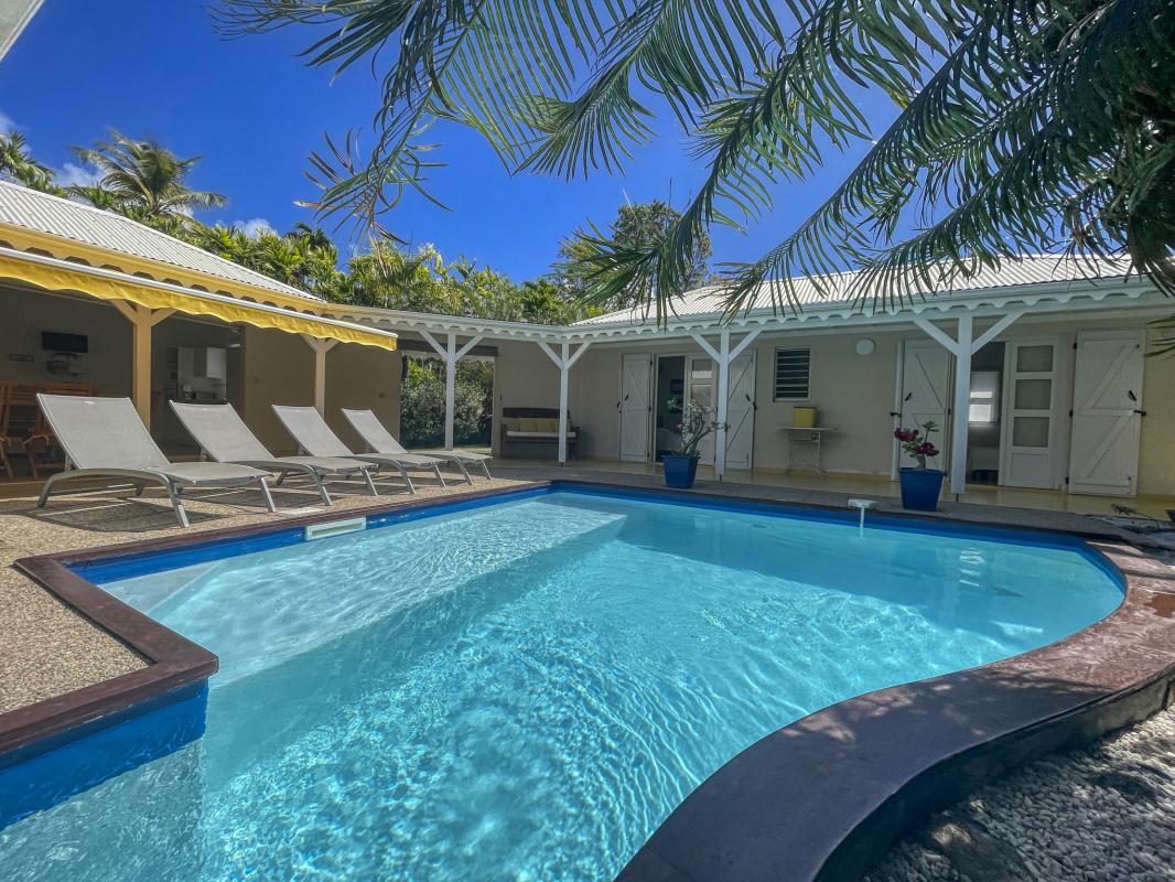 Villa-à-50m-de-la-plage-à-louer-à-Saint-François-Guadeloupe-vue ensemble