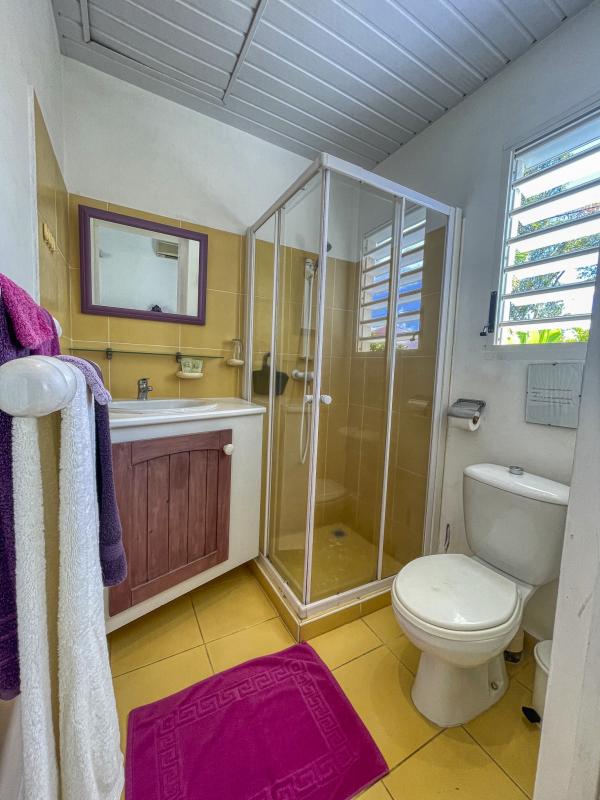 Villa à 50m de la plage à louer à Saint François Guadeloupe_salle de douche