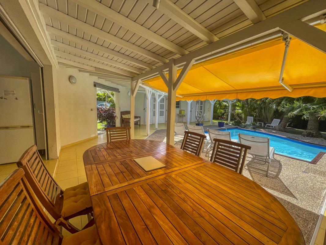 Villa à 50m de la plage à louer à Saint François Guadeloupe_terrasse