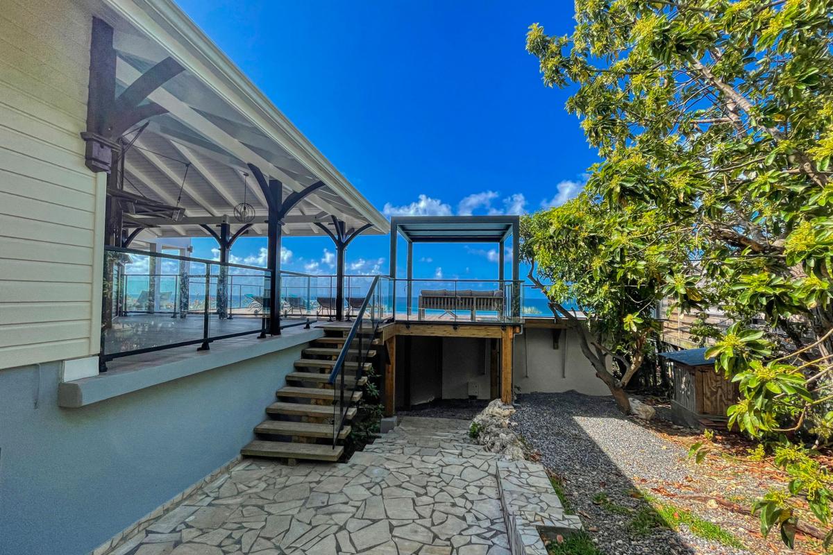 Location villa tropicale 5 chambres 10 personnes avec piscine et vue mer Saint François en Guadeloupe - accès inférieur