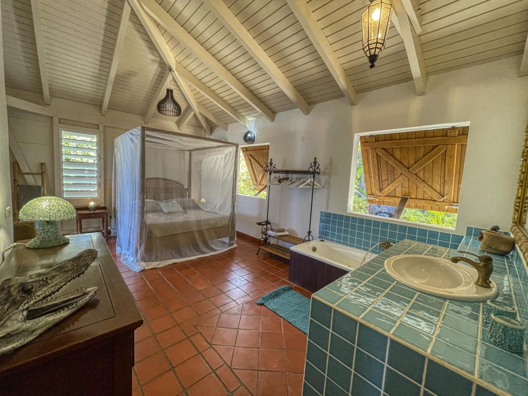 Location villa tropicale 5 chambres 10 personnes avec piscine et vue mer Saint François en Guadeloupe - chambre