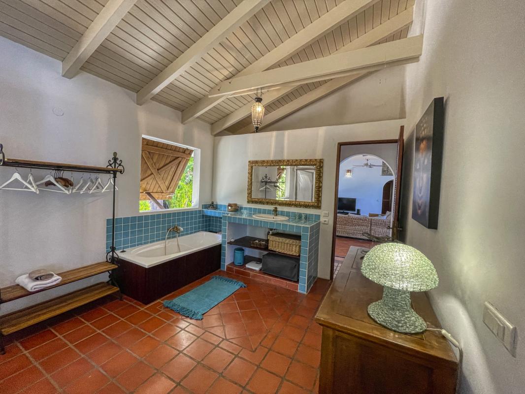 Location villa tropicale 5 chambres 10 personnes avec piscine et vue mer Saint François en Guadeloupe - chambre