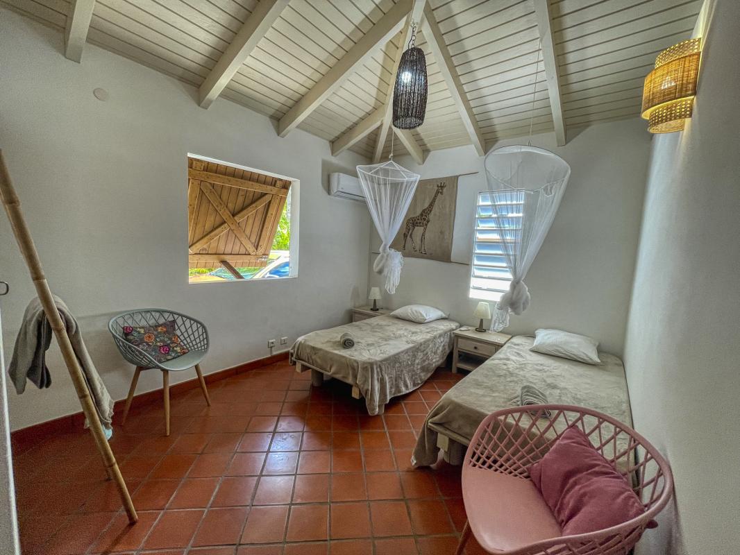 Location villa tropicale 5 chambres 10 personnes avec piscine et vue mer Saint François en Guadeloupe - chambre