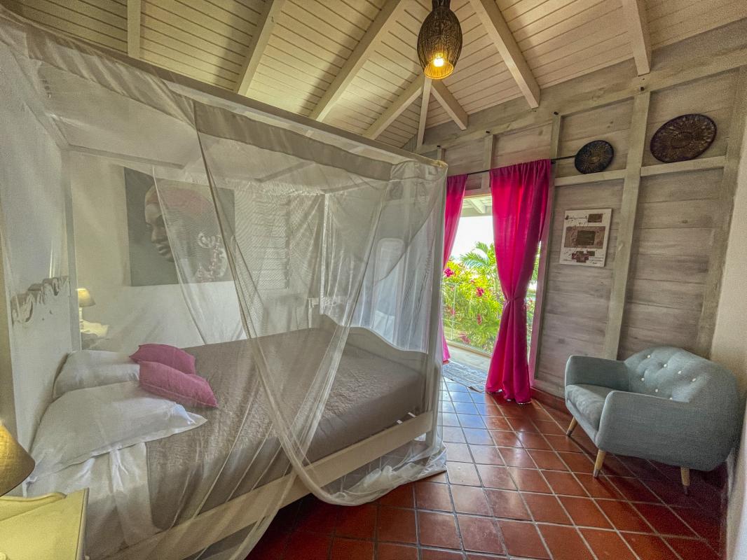 Location villa tropicale 5 chambres 10 personnes avec piscine et vue mer Saint François en Guadeloupe - chambre