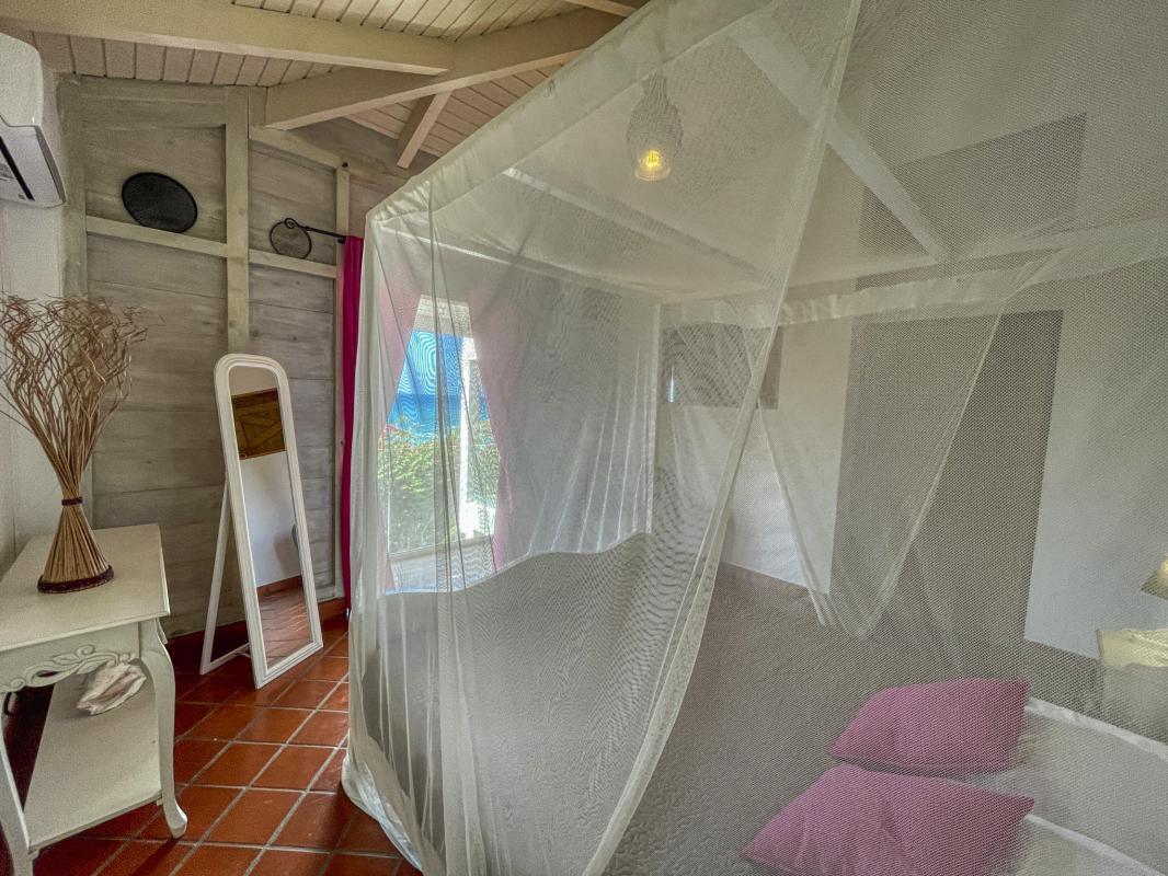 Location villa tropicale 5 chambres 10 personnes avec piscine et vue mer Saint François en Guadeloupe - chambre
