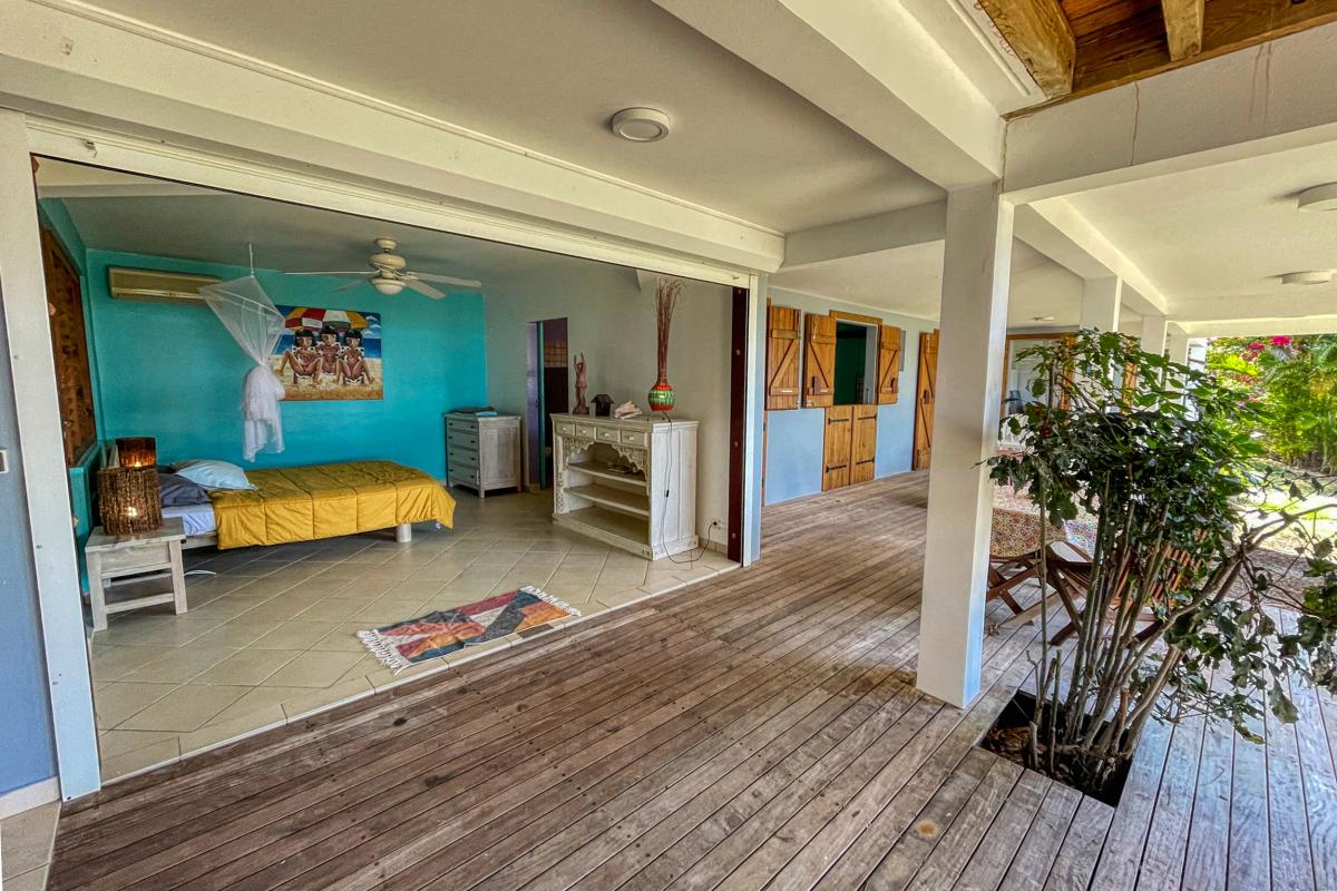 Location villa tropicale 5 chambres 10 personnes avec piscine et vue mer Saint François en Guadeloupe - chambre