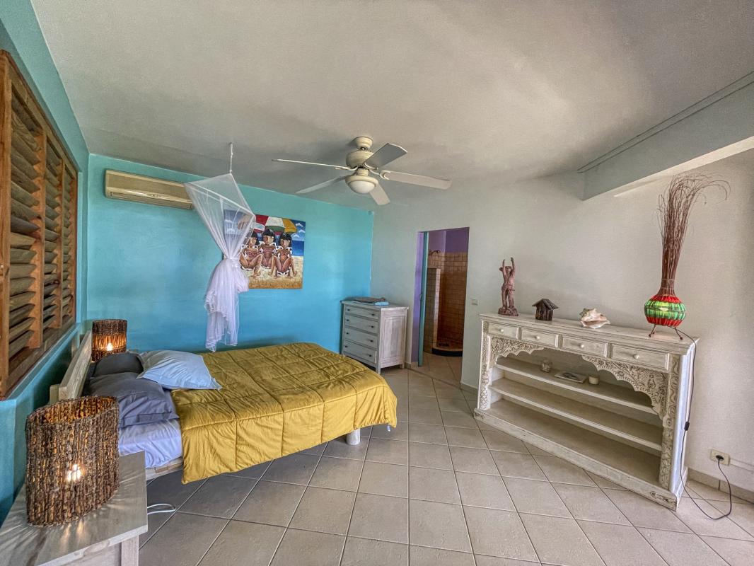 Location villa tropicale 5 chambres 10 personnes avec piscine et vue mer Saint François en Guadeloupe - chambre