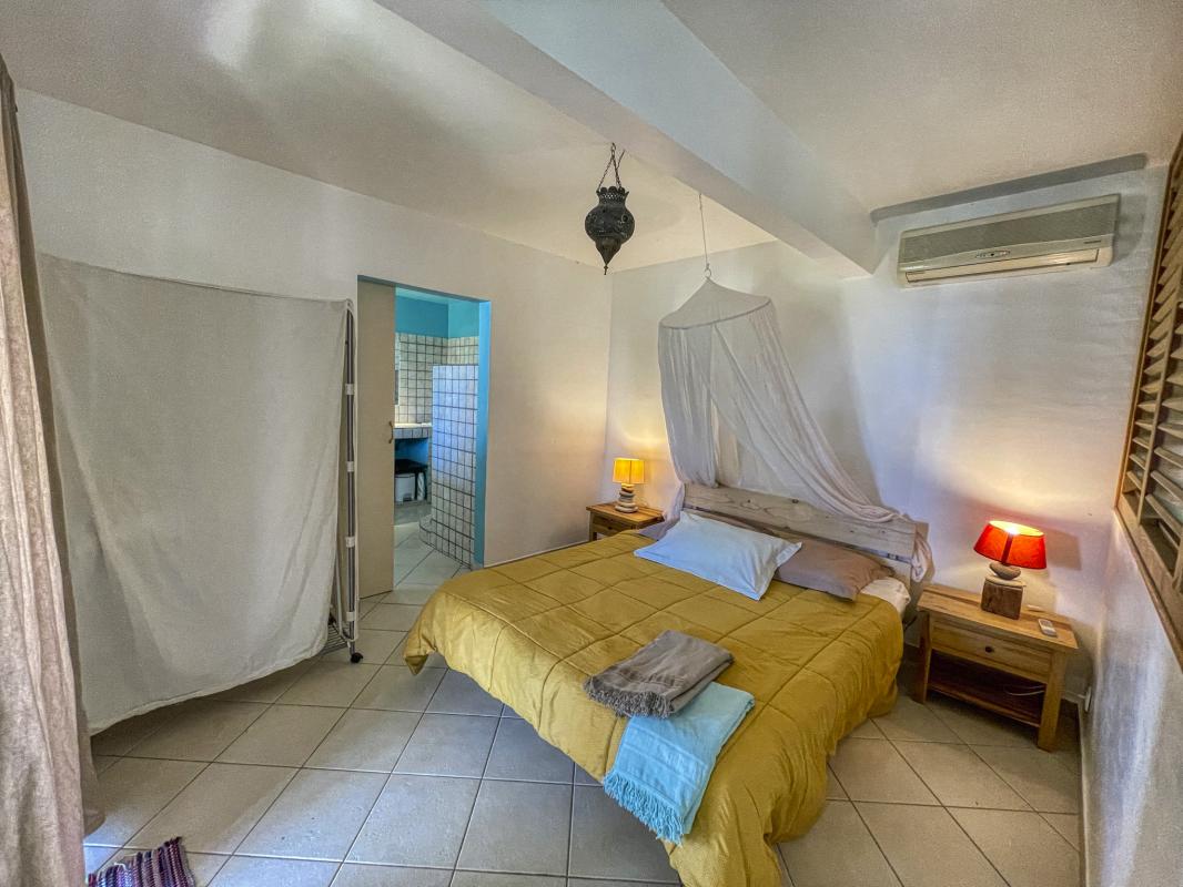 Location villa tropicale 5 chambres 10 personnes avec piscine et vue mer Saint François en Guadeloupe - chambre