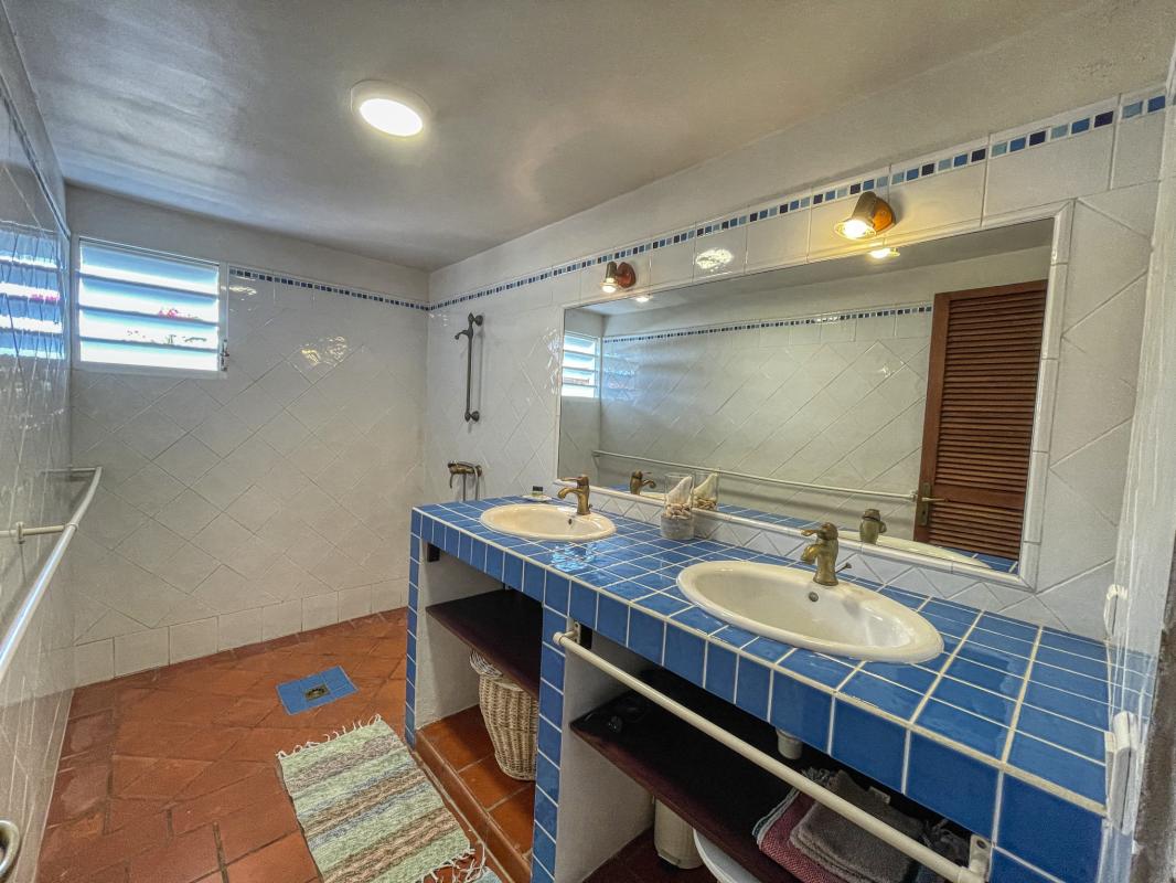 Location villa tropicale 5 chambres 10 personnes avec piscine et vue mer Saint François en Guadeloupe - salle de douche commune