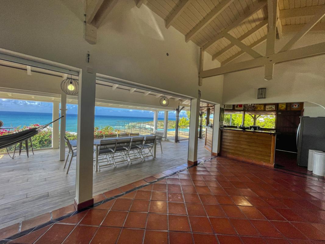 Location villa tropicale 5 chambres 10 personnes avec piscine et vue mer Saint François en Guadeloupe - salon cuisine