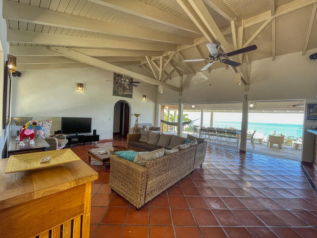 Location villa tropicale 5 chambres 10 personnes avec piscine et vue mer Saint François en Guadeloupe - salon
