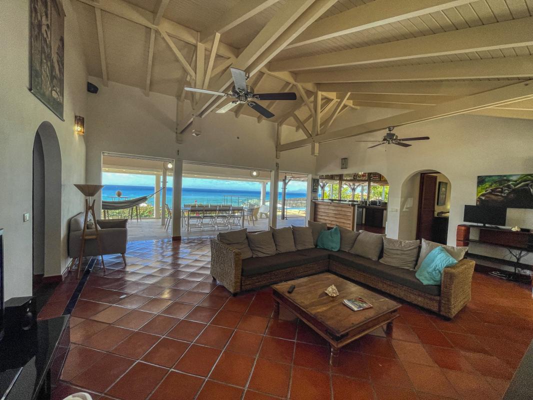 Location villa tropicale 5 chambres 10 personnes avec piscine et vue mer Saint François en Guadeloupe - salon