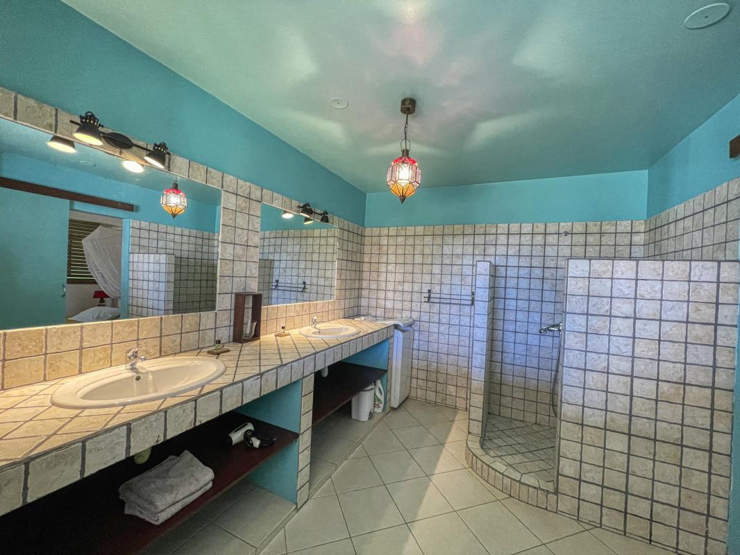 Location villa tropicale 5 chambres 10 personnes avec piscine et vue mer Saint François en Guadeloupe - sdd