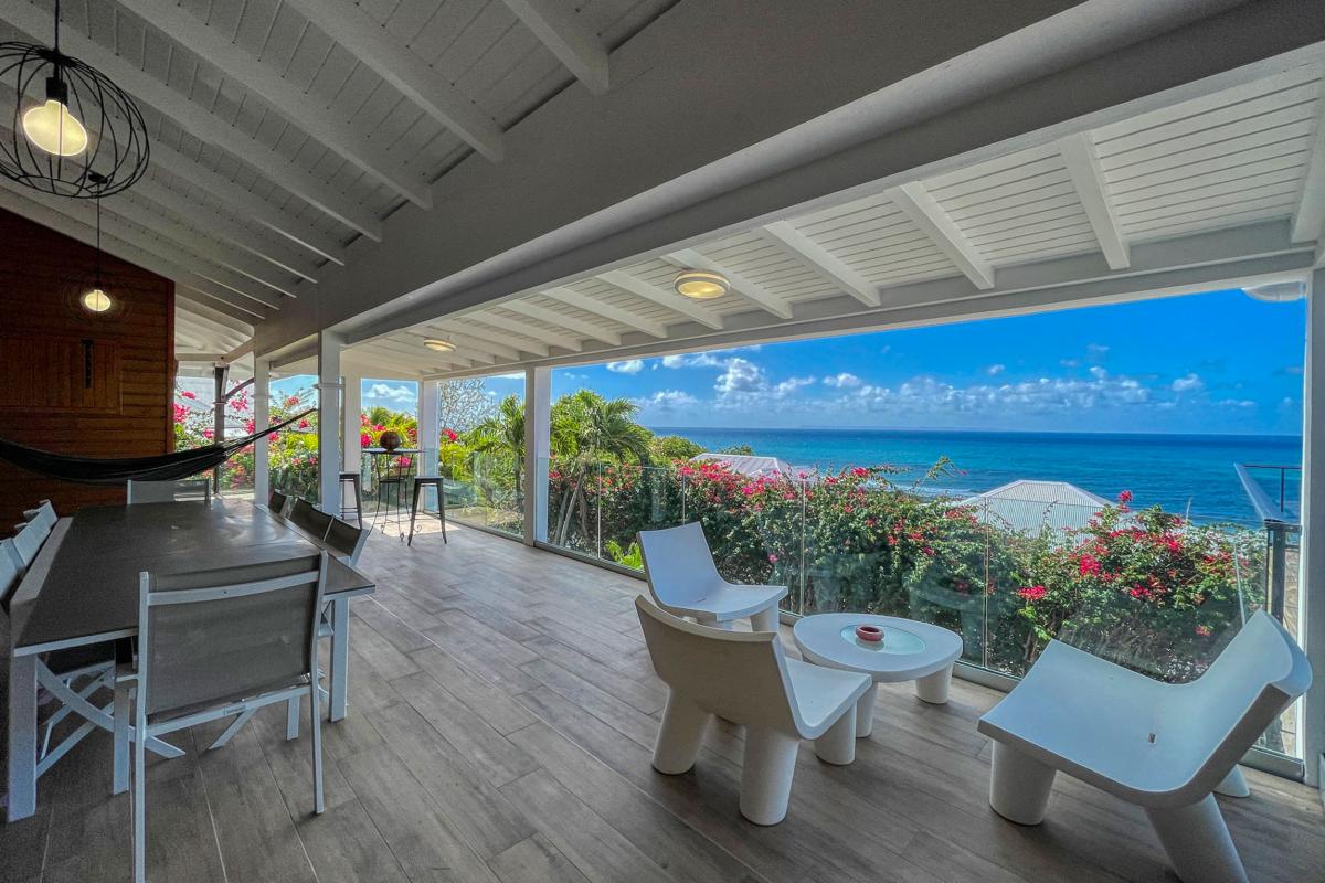 Location villa tropicale 5 chambres 10 personnes avec piscine et vue mer Saint François en Guadeloupe - terrasse