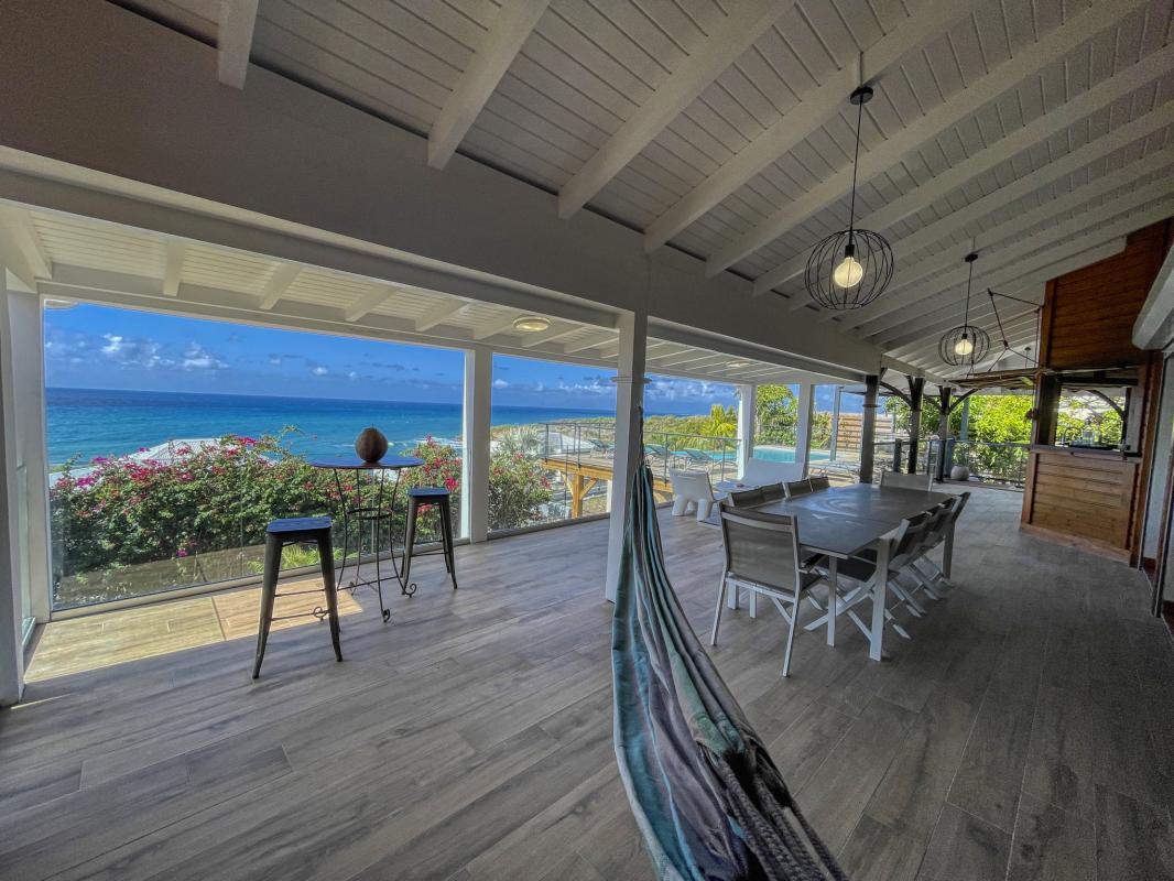 Location villa tropicale 5 chambres 10 personnes avec piscine et vue mer Saint François en Guadeloupe - terrasse