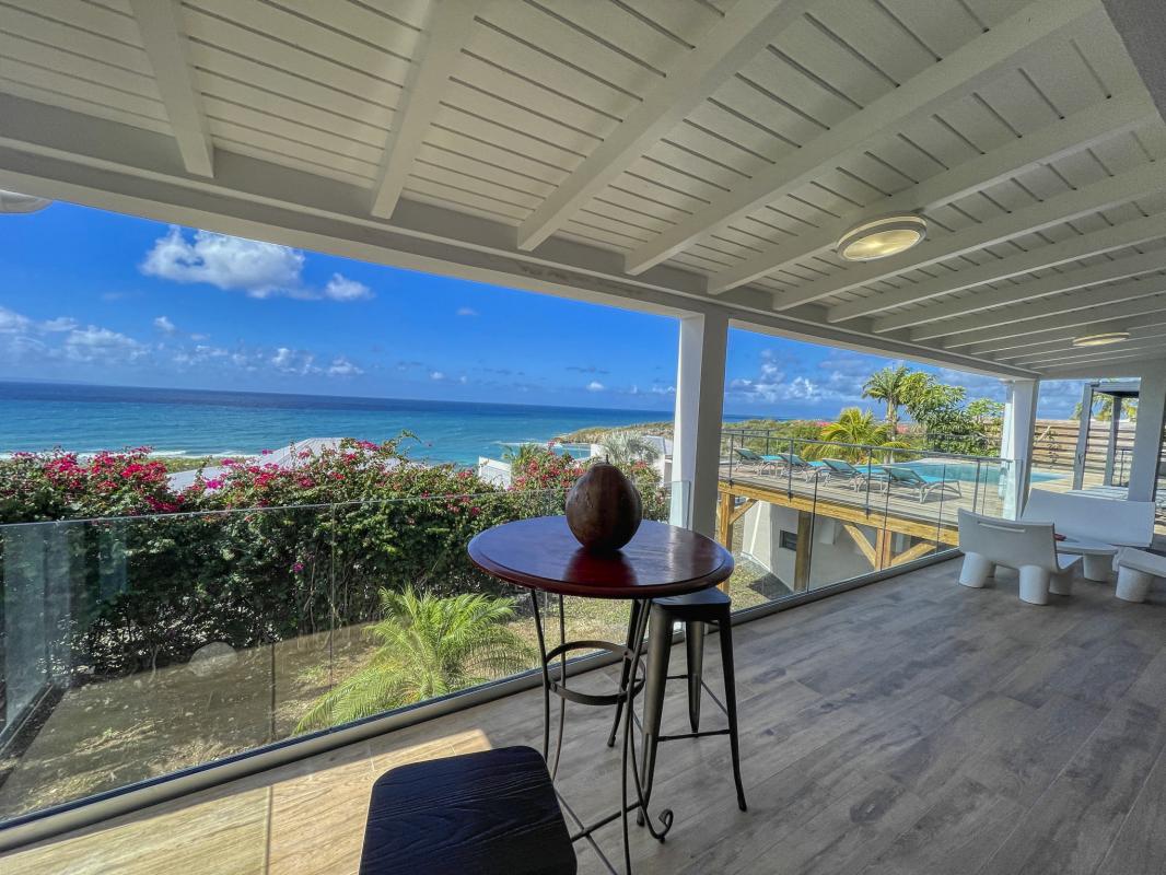 Location villa tropicale 5 chambres 10 personnes avec piscine et vue mer Saint François en Guadeloupe - terrasse