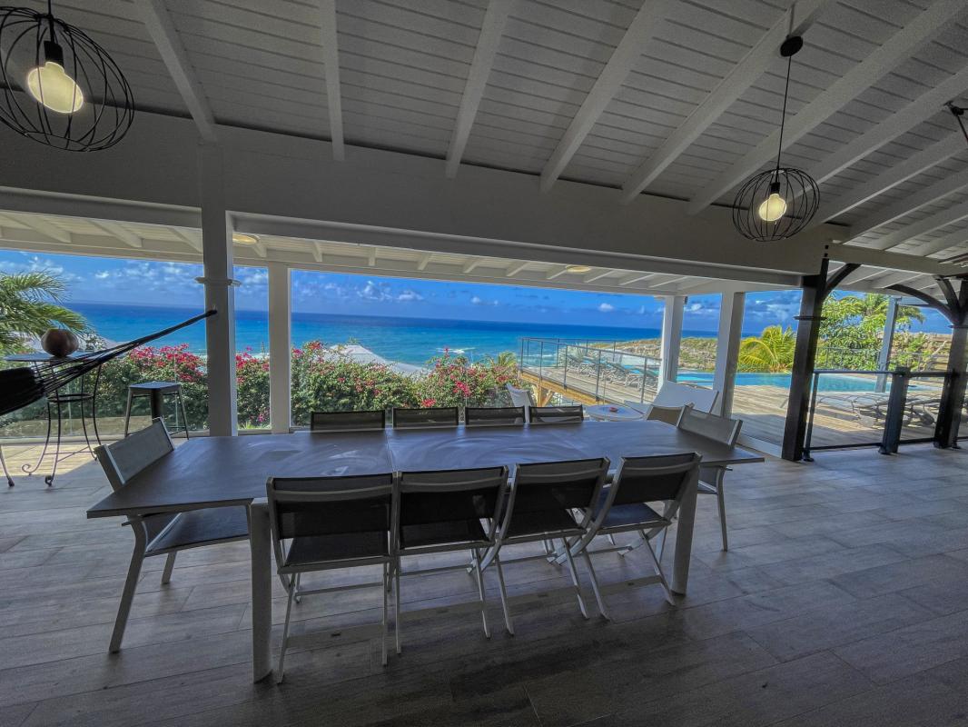 Location villa tropicale 5 chambres 10 personnes avec piscine et vue mer Saint François en Guadeloupe - terrasse