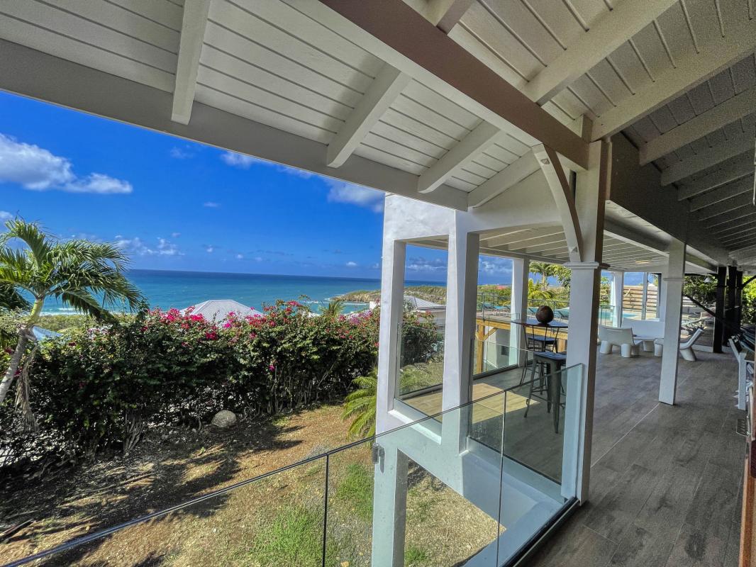 Location villa tropicale 5 chambres 10 personnes avec piscine et vue mer Saint François en Guadeloupe - terrasse