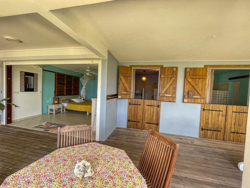 Location villa tropicale 5 chambres 10 personnes avec piscine et vue mer Saint François en Guadeloupe - terrasse