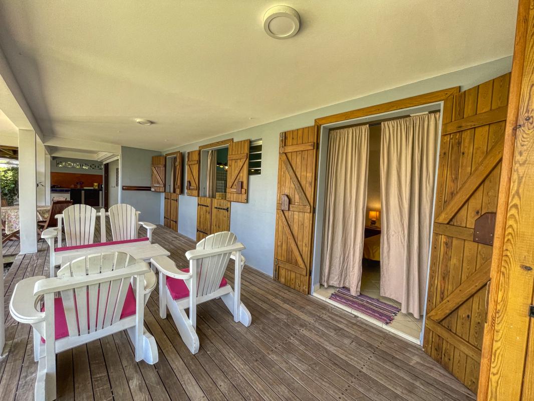 Location villa tropicale 5 chambres 10 personnes avec piscine et vue mer Saint François en Guadeloupe - terrasse