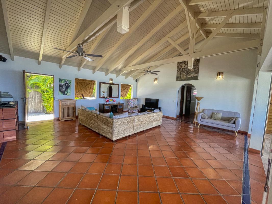 Location villa tropicale 5 chambres 10 personnes avec piscine et vue mer Sint François en Guadeloupe - salon