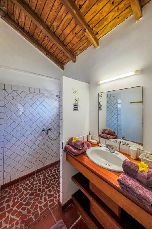 Location villa avec piscine en Guadeloupe - Salle de douche 1