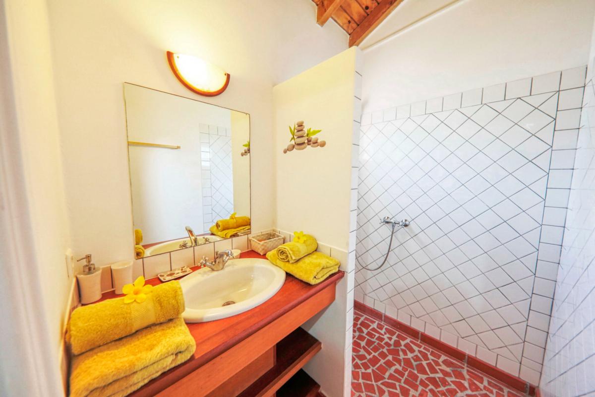 Location villa avec piscine en Guadeloupe - Salle de douche 2