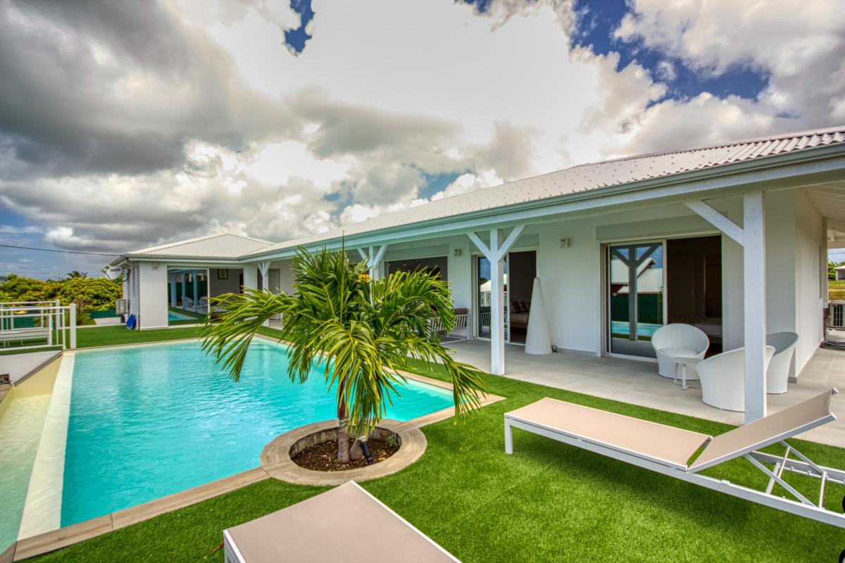 A louer en Guadeloupe St François villa de standing avec piscine