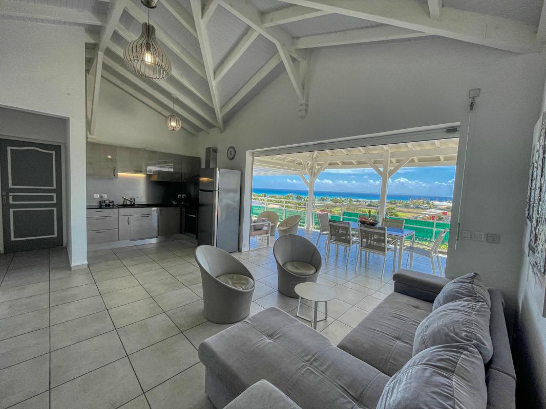 Location villa Topaze 2 chambres 4 personnes vue sur mer piscine à St François en Guadeloupe - salon