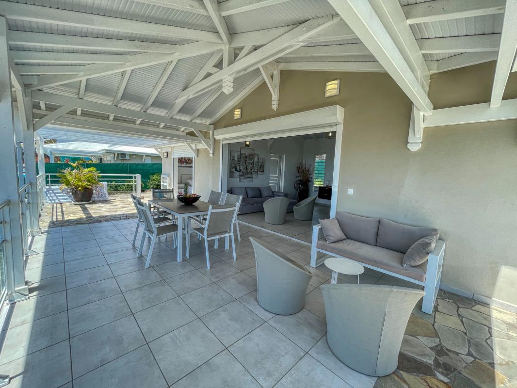 Location villa Topaze 2 chambres 4 personnes vue sur mer piscine à St François en Guadeloupe - terrasse