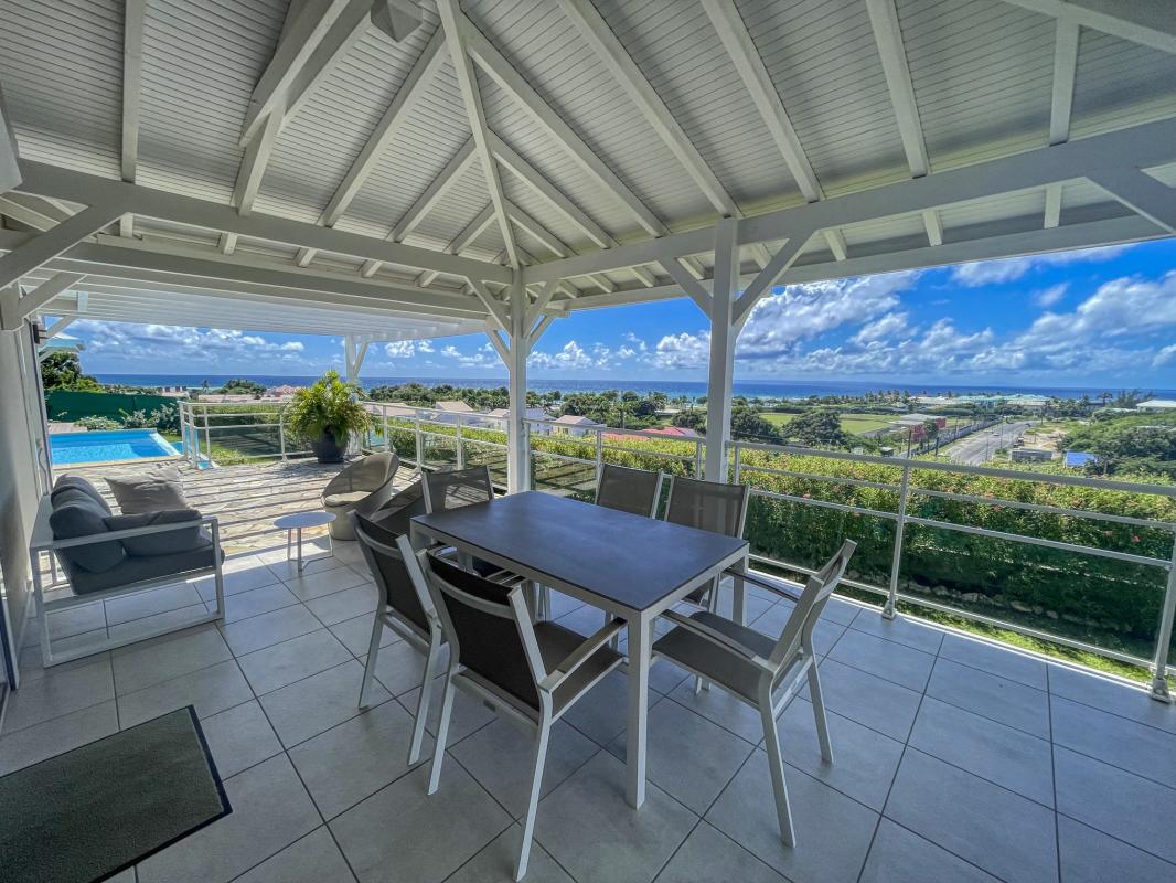 Location villa Topaze 2 chambres 4 personnes vue sur mer piscine à St François en Guadeloupe - terrasse