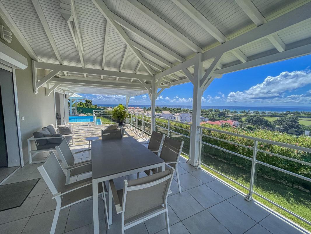 Location villa Topaze 2 chambres 4 personnes vue sur mer piscine à St François en Guadeloupe - terrasse 