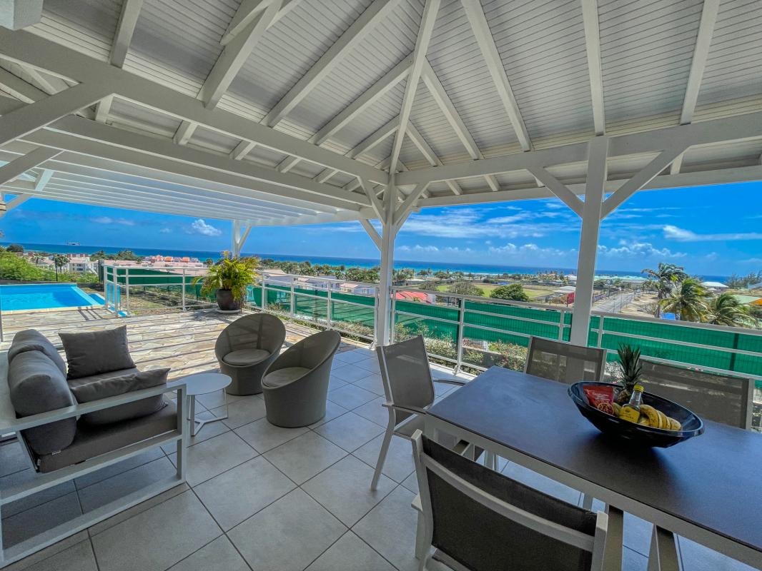Location villa Topaze 2 chambres 4 personnes vue sur mer piscine à St François en Guadeloupe - terrasse
