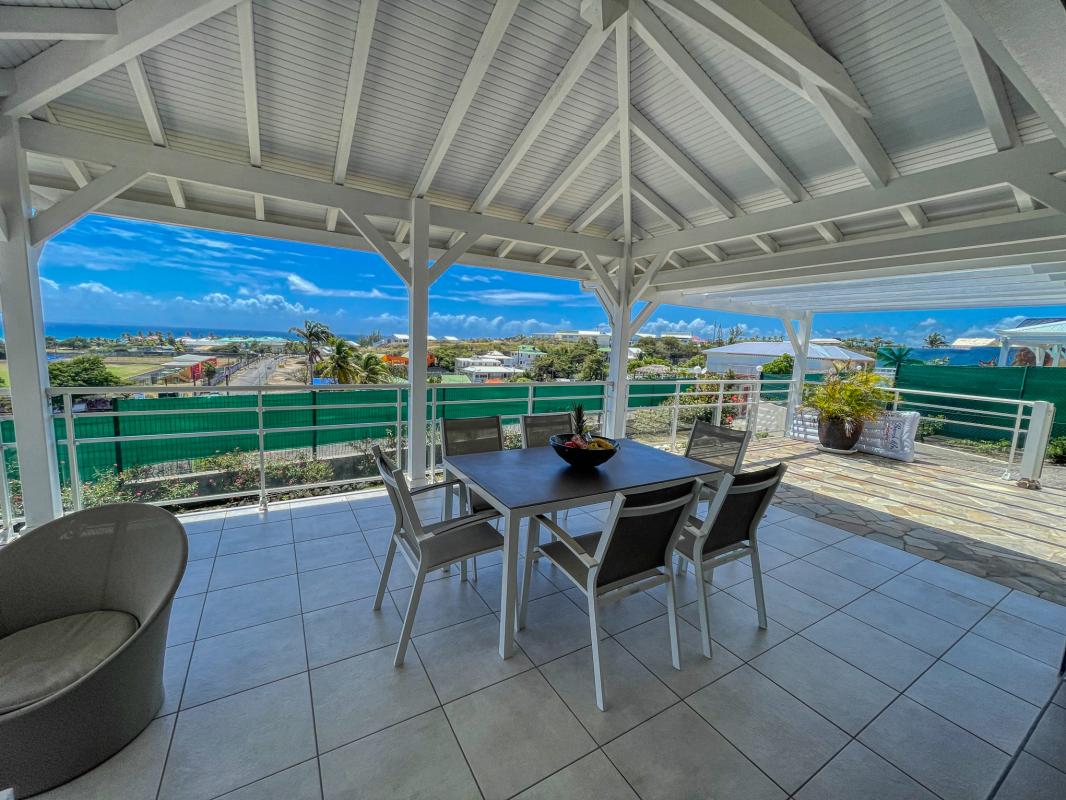 Location villa Topaze 2 chambres 4 personnes vue sur mer piscine à St François en Guadeloupe - terrasse