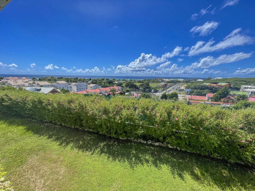 Location villa Topaze 2 chambres 4 personnes vue sur mer piscine à St François en Guadeloupe - terrasse