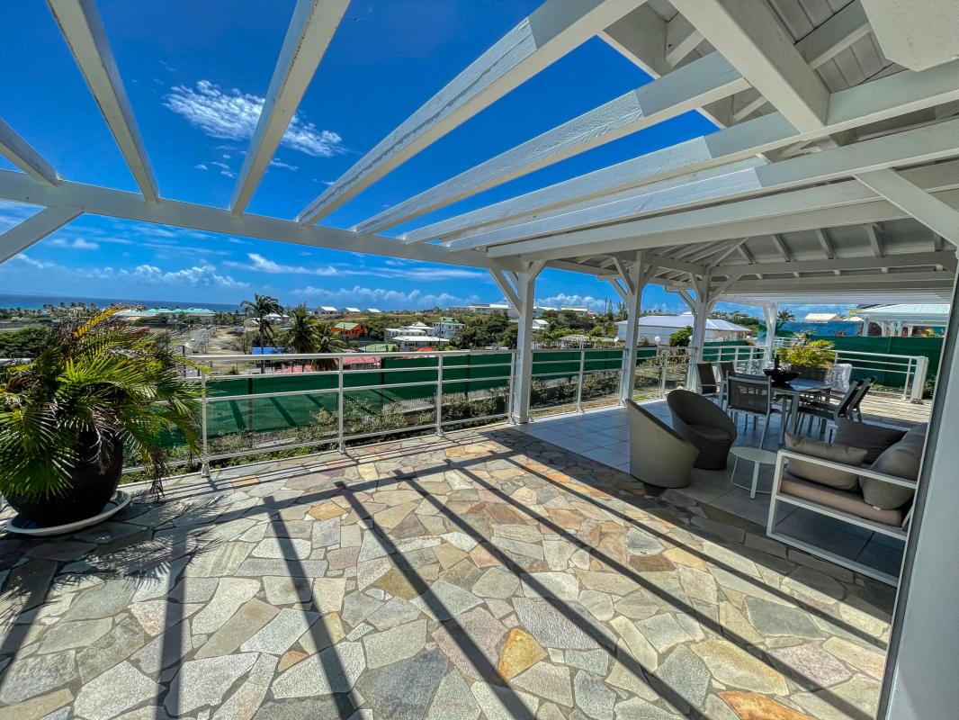 Location villa Topaze 2 chambres 4 personnes vue sur mer piscine à St François en Guadeloupe - terrasse