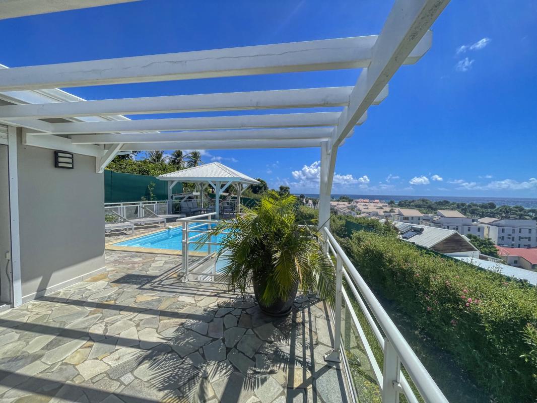 Location villa Topaze 2 chambres 4 personnes vue sur mer piscine à St François en Guadeloupe - vue ensemble