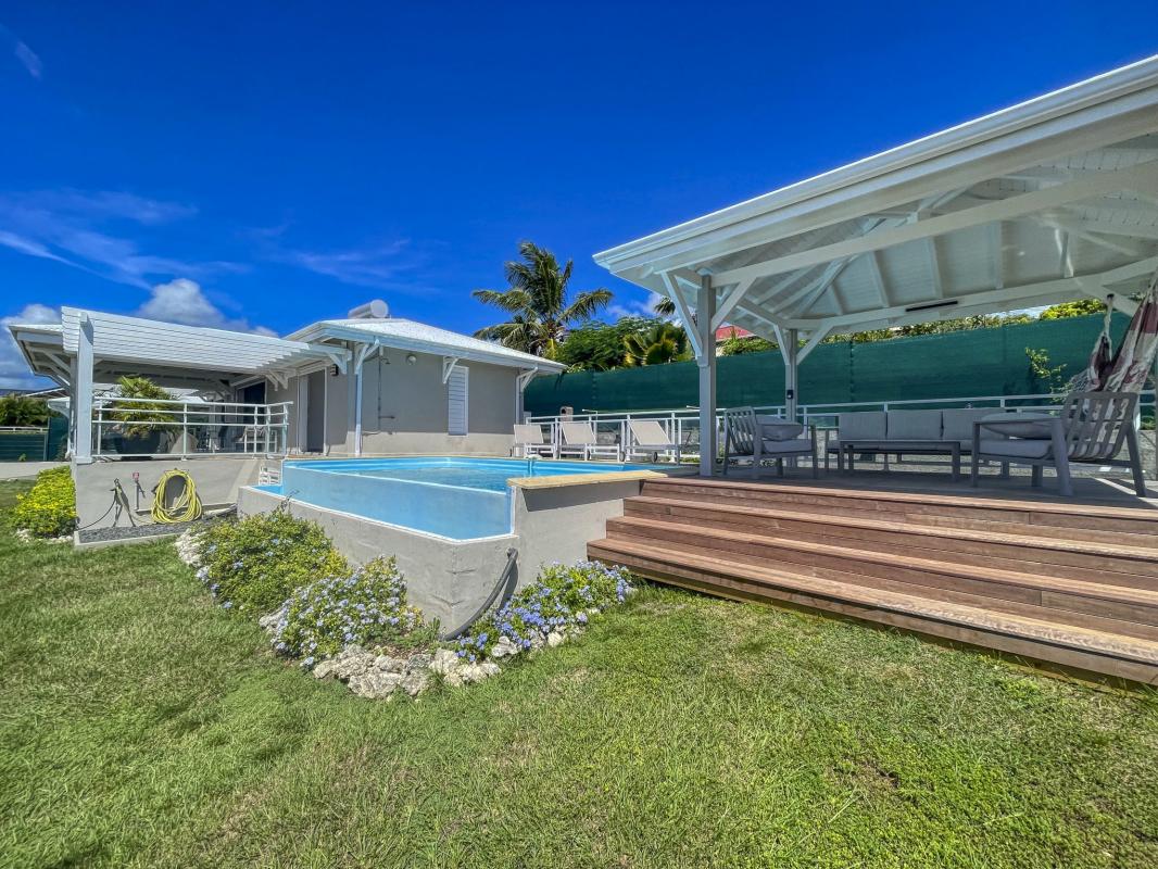 Location villa Topaze 2 chambres 4 personnes vue sur mer piscine à St François en Guadeloupe - vue ensemble