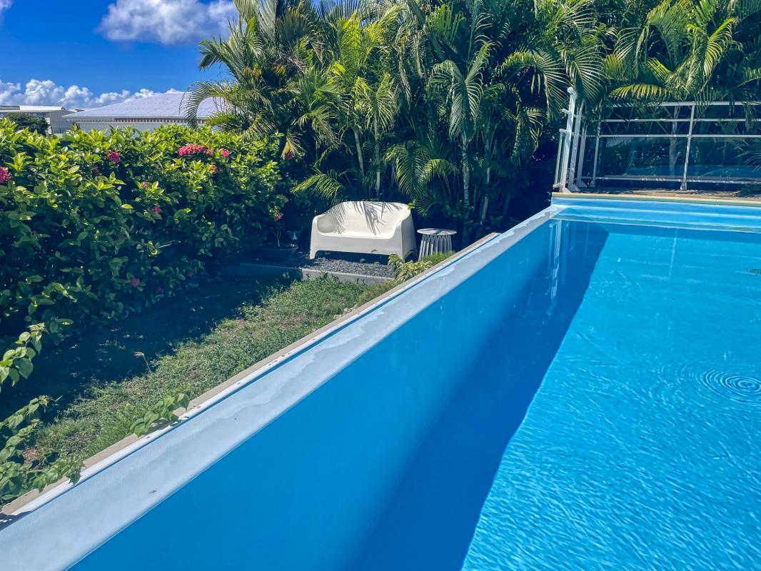 Location villa 2 chambres 4 personnes vue sur mer piscine à St François en Guadeloupe - coin détente