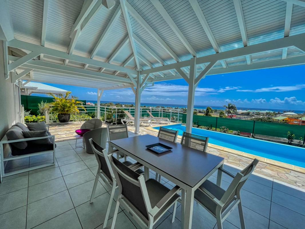 Location villa Rubis 2 chambres 4 personnes vue sur mer piscine à St François en Guadeloupe - terrasse