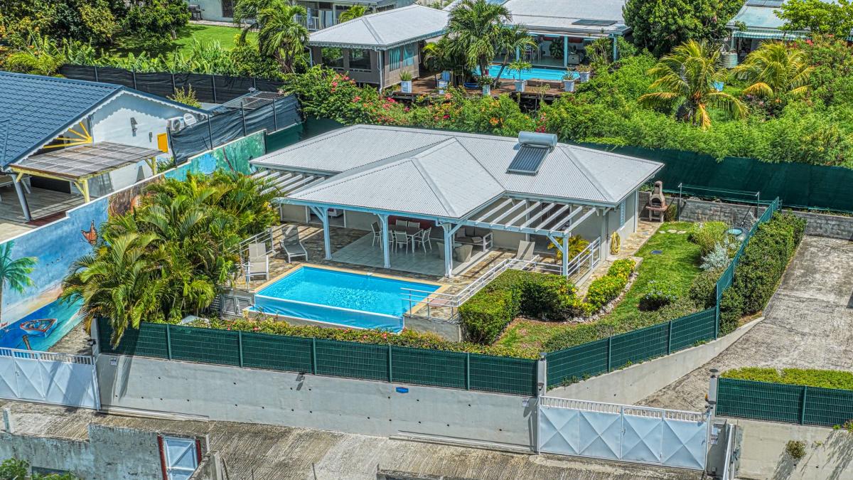 Location villa Rubis 2 chambres 4 personnes vue sur mer piscine à St François en Guadeloupe - vue d'ensemble Location villa Rubis 2 chambres 4 personnes vue sur mer piscine à St François en Guadeloupe - vue d'ensemble