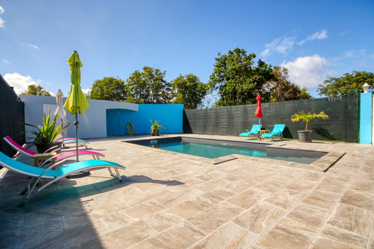 A louer à St François en Guadeloupe villa 2 chambres pour 6 personnes avec piscine